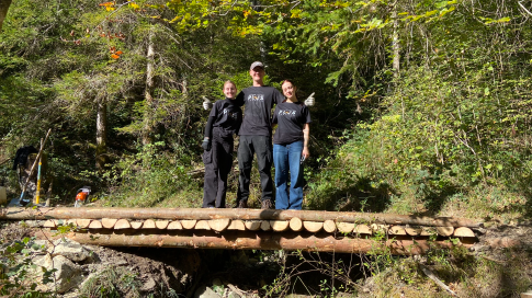 Gruppenfoto auf der selbstgebauten Brücke vom VTO Day Switzerland